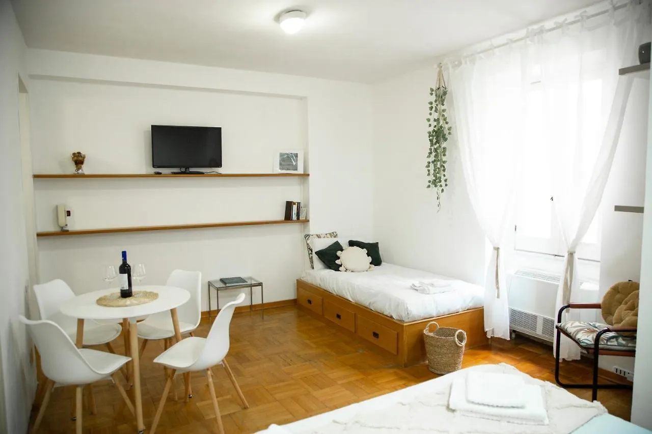 Shabby Roman Studio- Ai Fori Imperiali